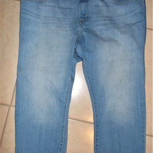 LEVIS WOMEN'S CAPRI JEANS SIZE 18W